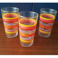 Drie gestreepte sapglazen